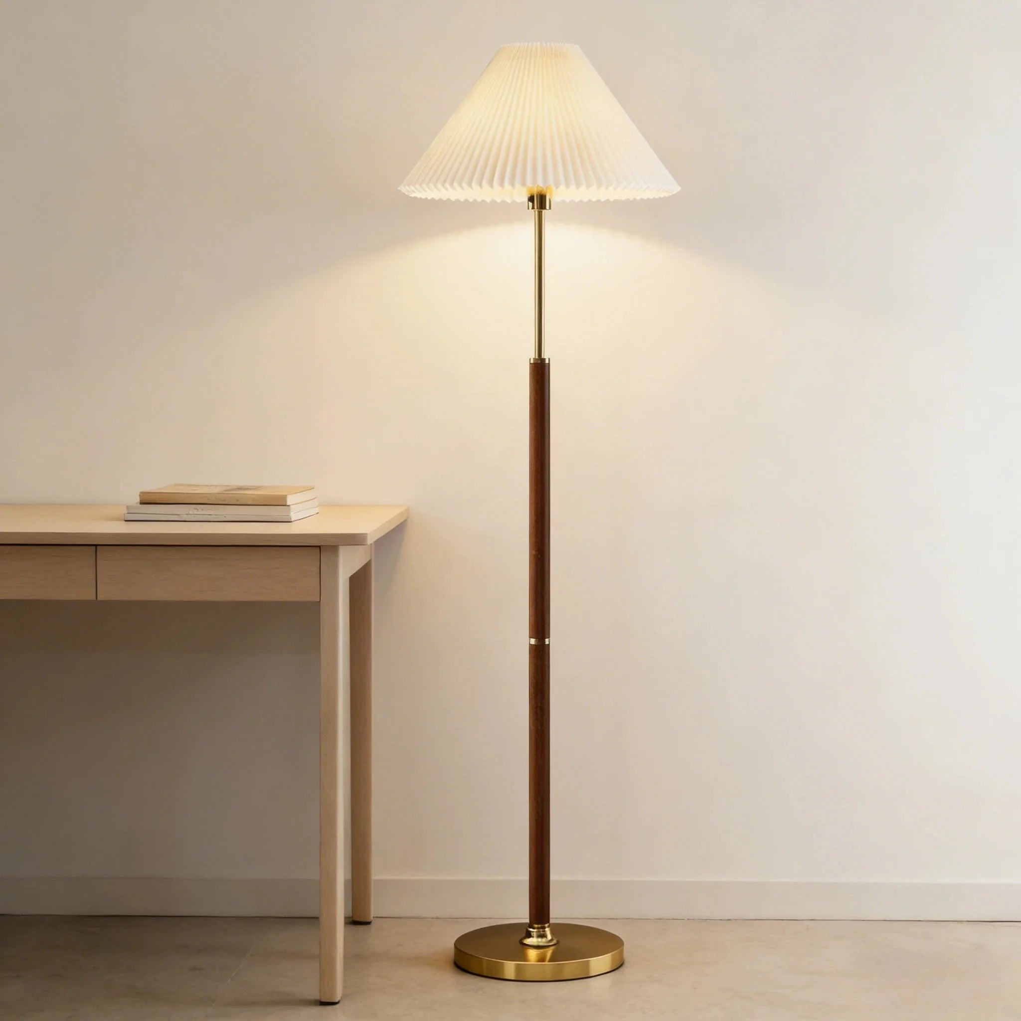 Lampadaire Vintage en Bois avec Abat - Jour Plissé -