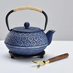Théière Japonaise en Fonte Émaillée Bleue Motif Floral Sakura -